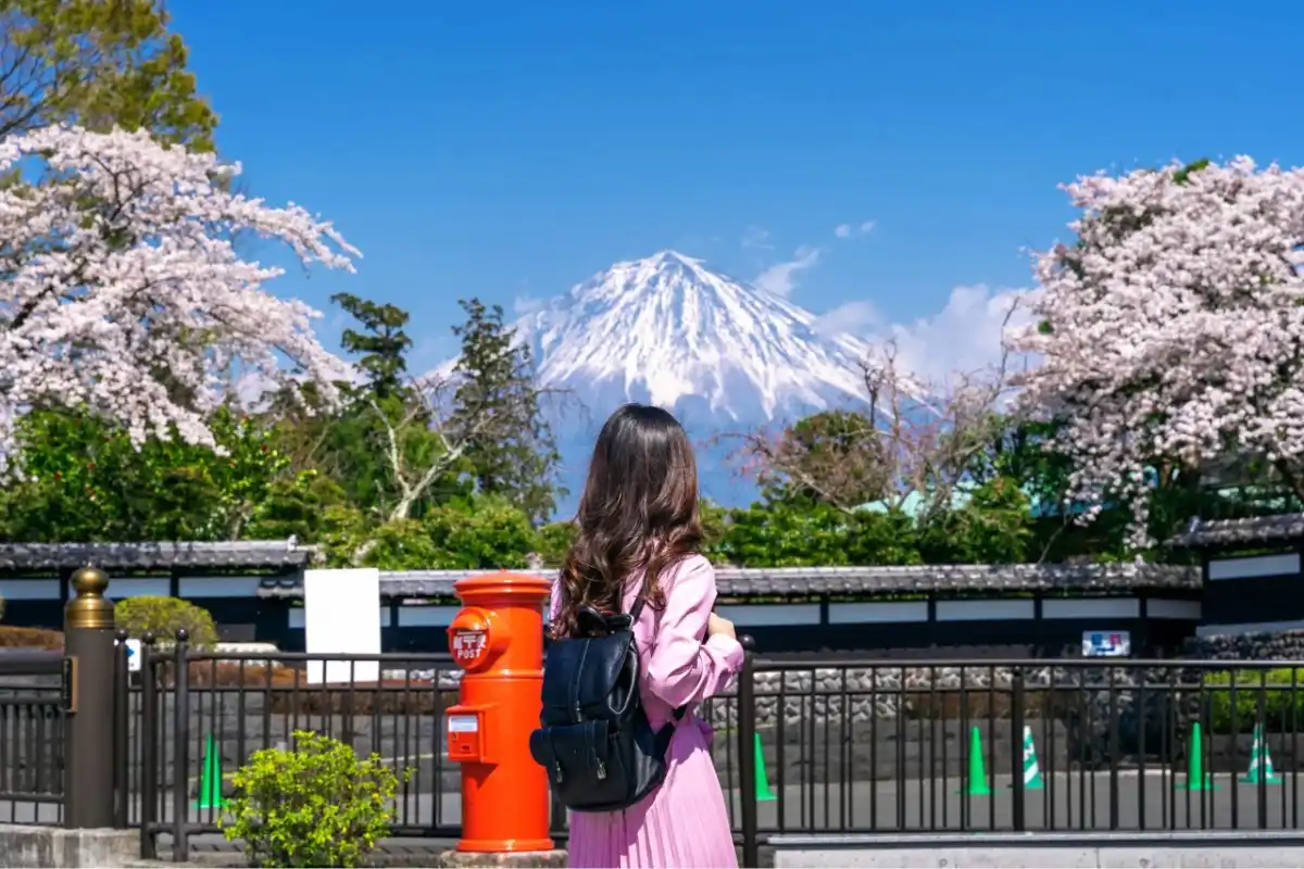 Happy travelers at Mount Fuji with Klook tickets